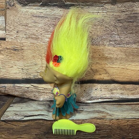 Treasure Trolls Hulu Doll Yellow & Red Hair Hula Skirt Top Brush Comb Galoob - Picture 4 of 7